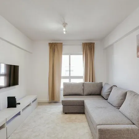 Hostwise - Bright & Family Flat In Paco De Arcos شقة